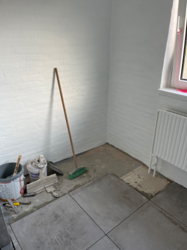 Flisebelægning i brusekabine