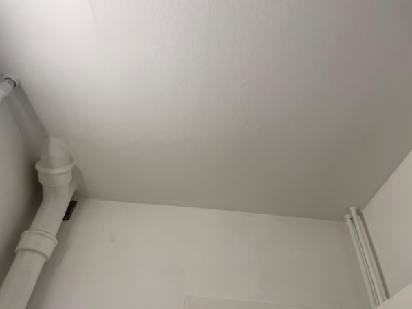 Opsætning af gipsloft og ventilation i badeværelse.