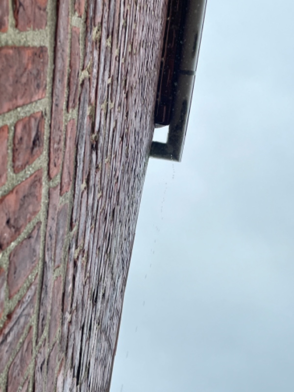 Reparation af utæt plastik tagrende