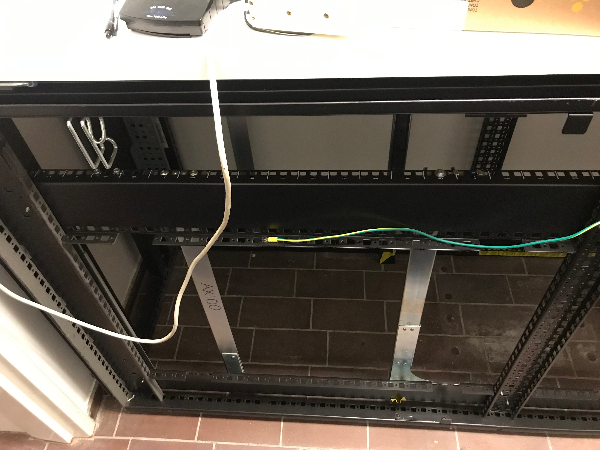 vi skal have skåret et stort skab op (hvor vores server står i)med vinkelsliber, og have det slæbt væk og