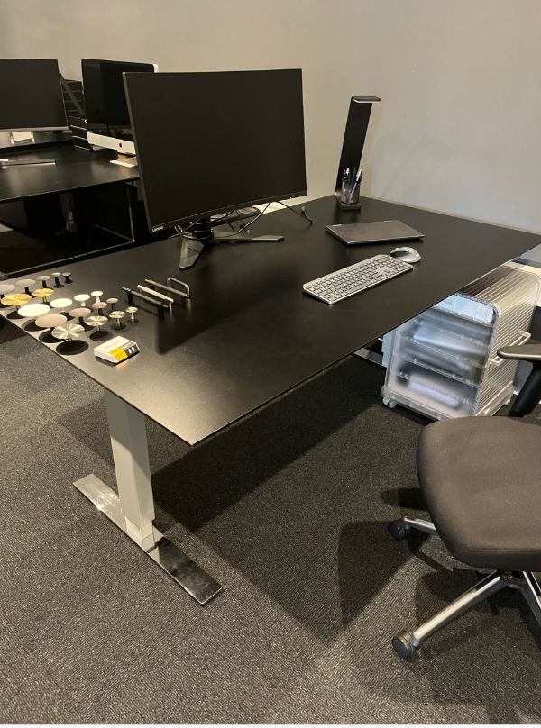 Hjælp til at hente 3 stk. hæve/sænkeborde - inkl. levering til 2. sal