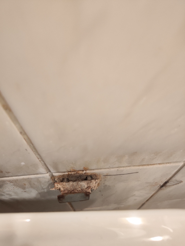 Fastgjort håndvask på badeværelse