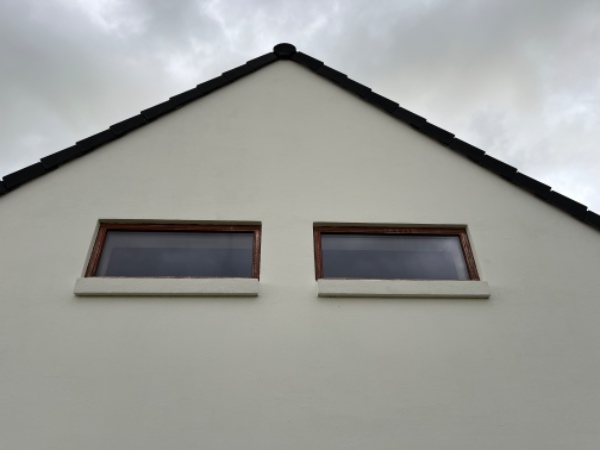 Slibning af mahognivinduer udvendigt.