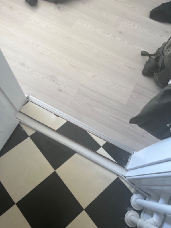 Skiftet linoleum i gang og køkken plus på dørtrin i lejlighed