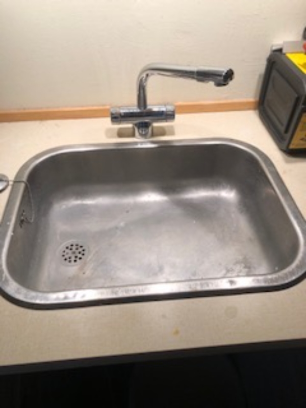 udskiftning af køkkenarmatur og stålvask i bryggers