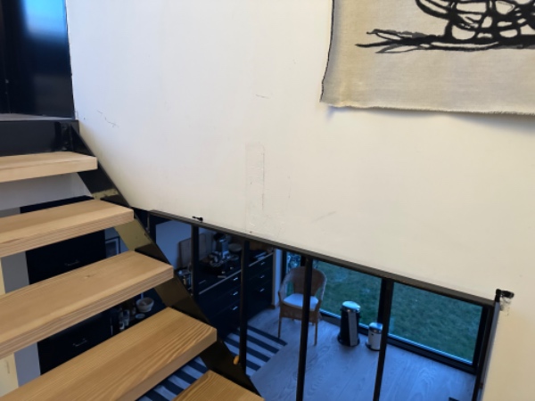 Småreparationer af weber pudset væg udendørs efter fliselægning og tilsvarende småreparationer indendørs efter flytning af trappe.