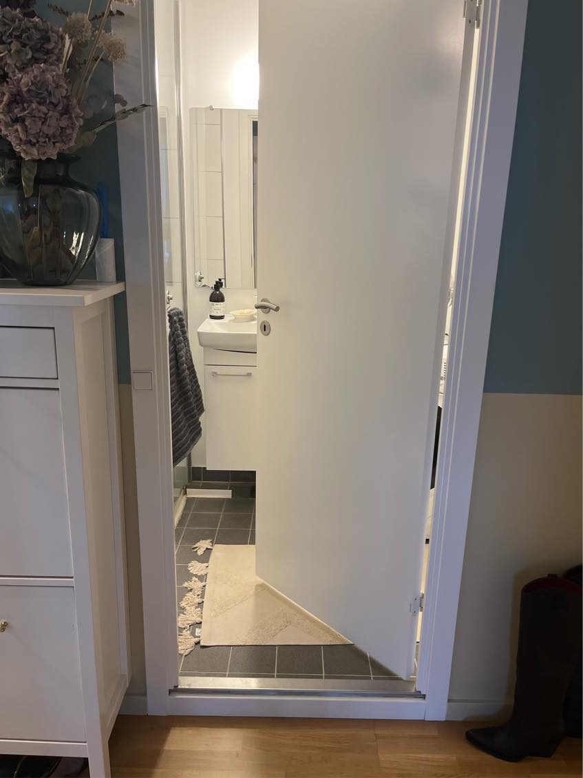 Vende en dør indtil badeværelse