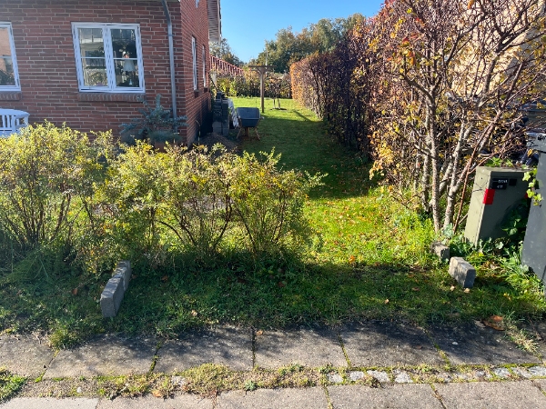 Udendørs skraldestativ til 4 spande og opsætning af ca 6 m. hegn