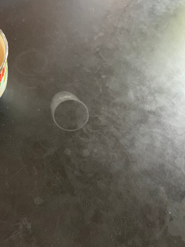 vores bordplade har områder, hvor maling/overflade er slidt