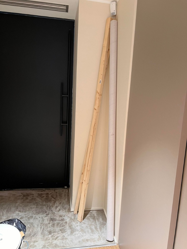 Afhentning af træstolper