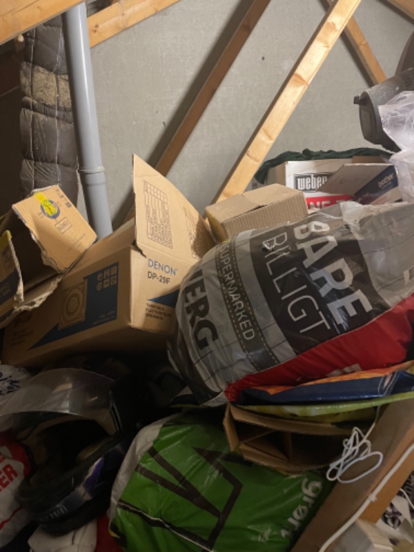 Oprydning af loftrum , ( på gangbro )