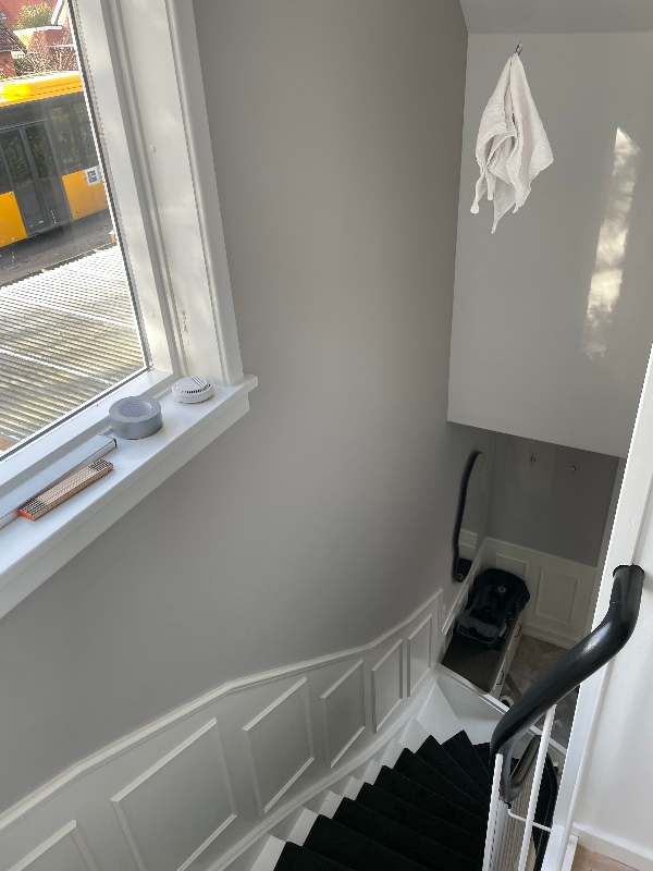 Ophæng af lampe i trappeopgang