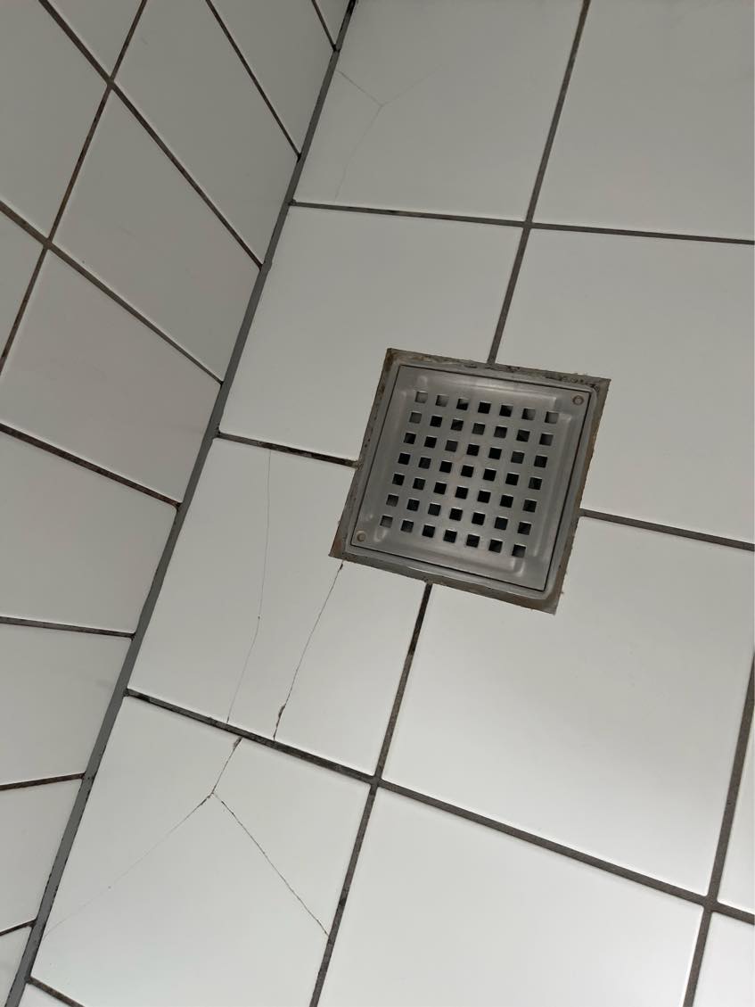 Skiftet 4 badeværelse fliser og fugekanter