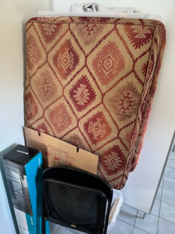 Fjerne skrald: boxmadras 90x200, puder og et par kasser