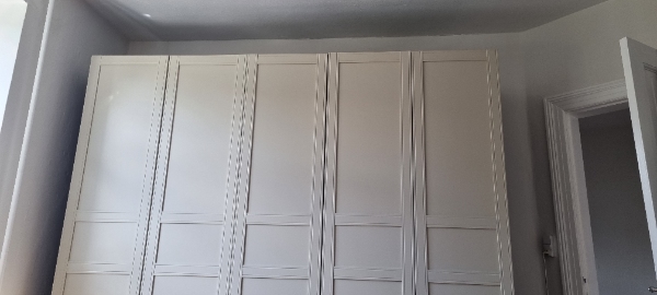 Klodset op og fastgjort et nyt ikea pax skab