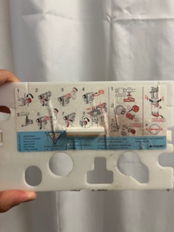Toilet løber. Hjælp til udskiftning af udløbsventil. Geberit system.