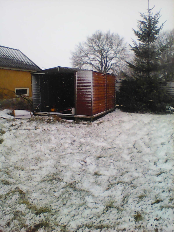 Skurhus i metal nedtages.