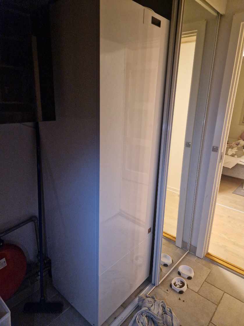 Nilan ventilation virker ikke. Strømmen går hver gang fasen med ventilation tændes. Dette påvirker umiddelbart varmepumpen(Carel styringssystem på varmepumpen) så vi har pt intet varmt vand, selvom alt andet end ventilation kører på eltavlen.