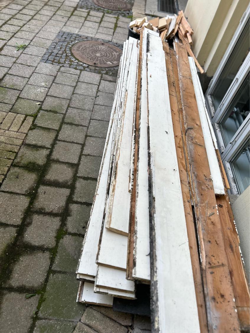 Afhentning af brugt byggemateriale til udsmid