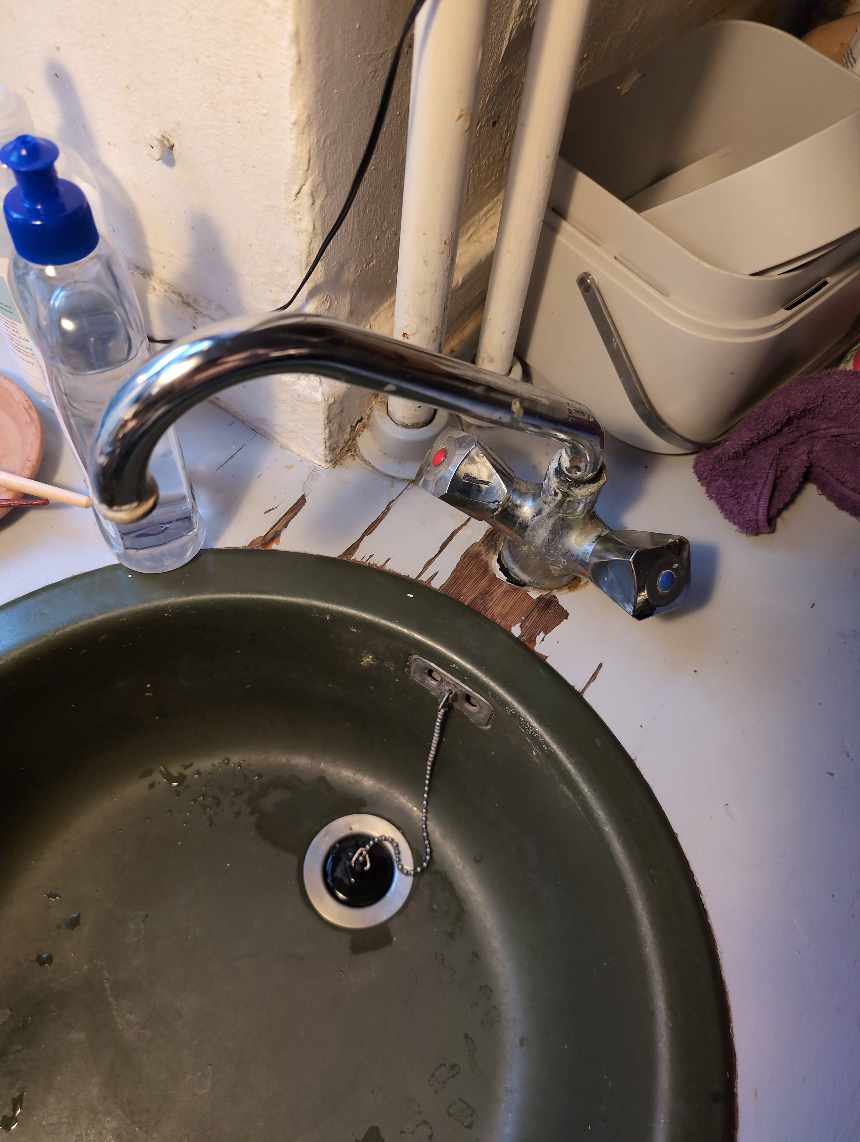 Vi skal have skiftet en håndvask på toilettet, skiftet toiletbrættet, skiftet armatur i køkken