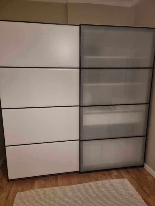 Afmontering af skydedøre samt stel på ikea pax skab.