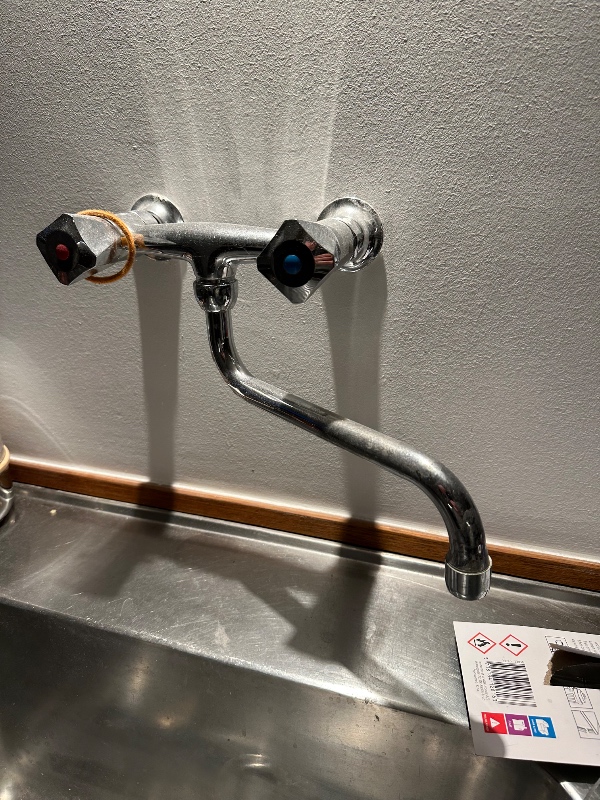 Toilet som løber og skiftning af pakninger i 5 vandhaner