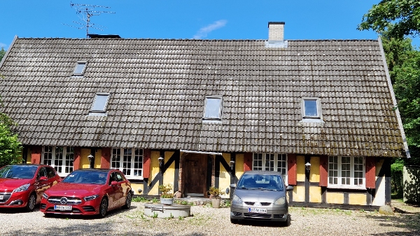 Malet facaderne på vores hus