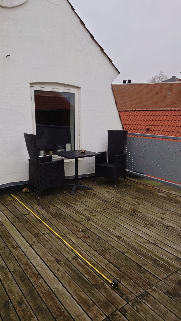 Bygning af kattevoliere på tagterasse