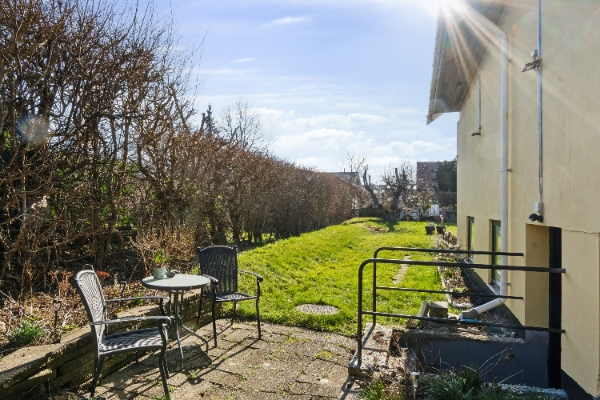 Jeg har en fugtig kælder og vil gerne have det løst evt. med fugtbremse eller efterisolering af ydermur/sokkel