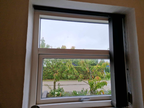 Opsætning af Ikea Trippevals gardiner, 5 stk. I ensartet murstensvæg.