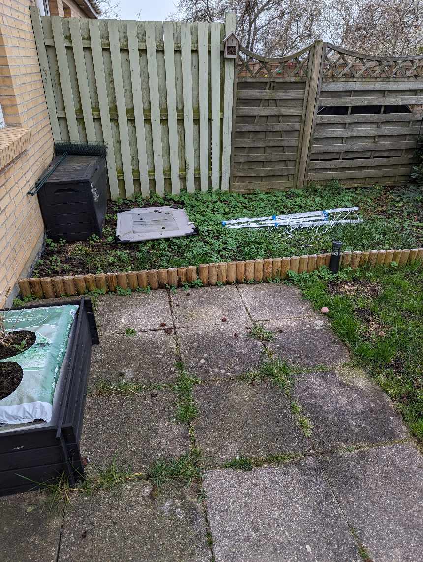 Lagt fliser på 16m2 hvor der skal graves ca 6 m2 jord væk og ligges grus på