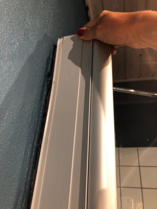 1. Reparere udsugning i badeværelse, 2. Sætte nye gummilister på brusekabine m.m.