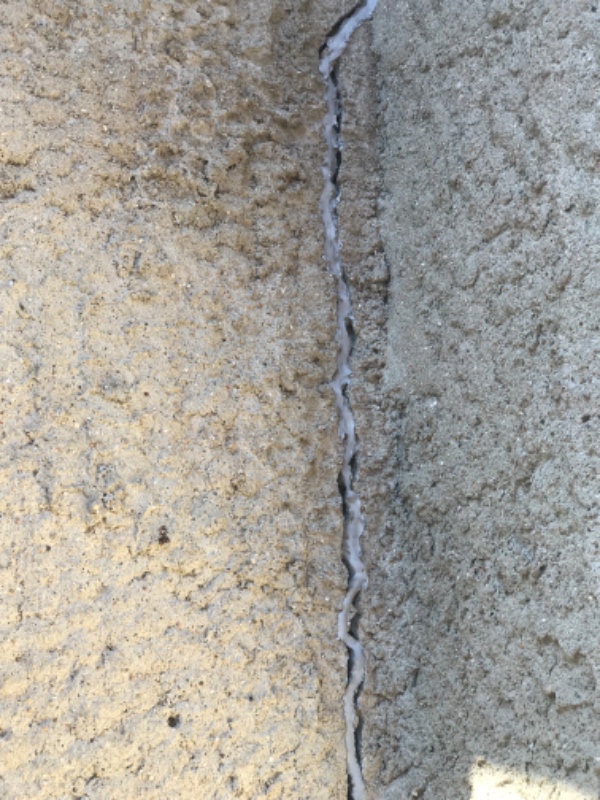 Revne i ydermur på 2 sider. Reparation af vandskade på muret mur indenfor