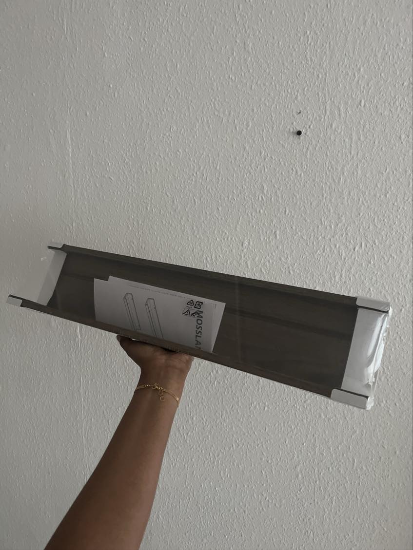 Hængt 3 mindre reoler op på væggen.