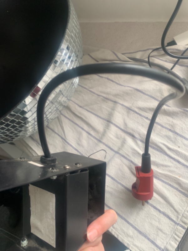 Opsætning af en halvdiskolampe i loftet