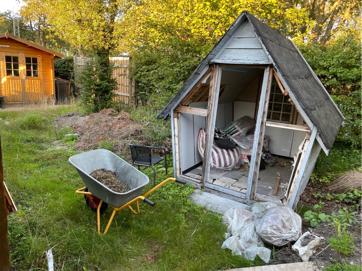 Ryddet baghave (haveaffald, jord, legehus og højt græs) og fjernet affald