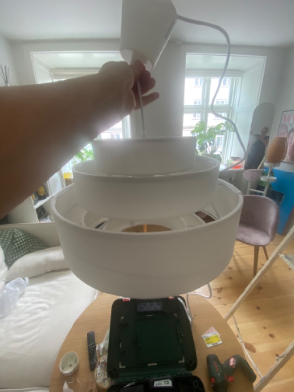 To lamper der skal sættes op. Den ene m stof ledning skal afkortes. Den anden skal bores op i loftet