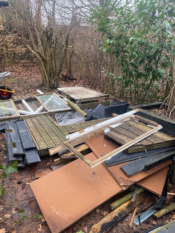 Afhentning af skrald (et gammelt legehus der er skilt ad + sandkasse)