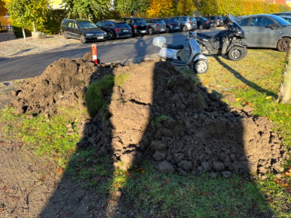 Bortkørsel af ca 12m3  jord. Noget med græs og noget kun jord. Noget blød pga regn