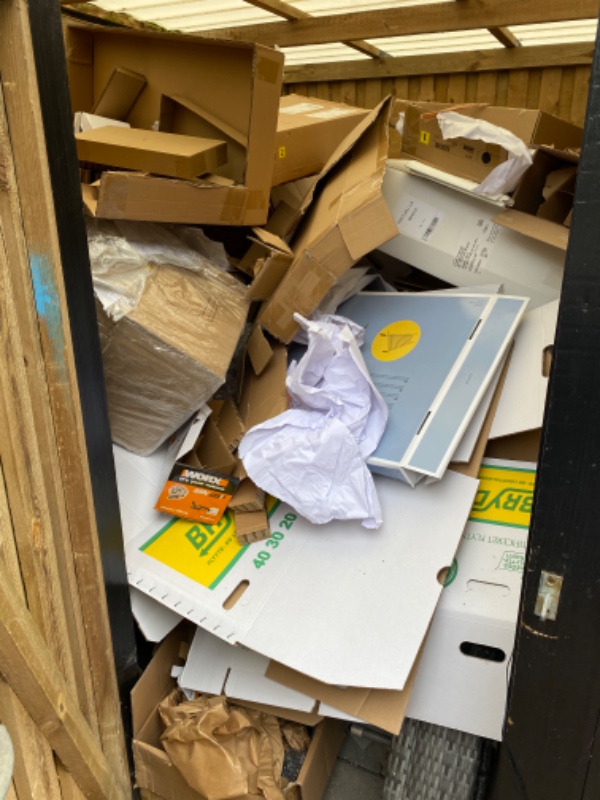 Ryd skur for pap (15m3) samt tage nogle udvalgte ting med til losseplads (45-80kg). Trailer krævet!