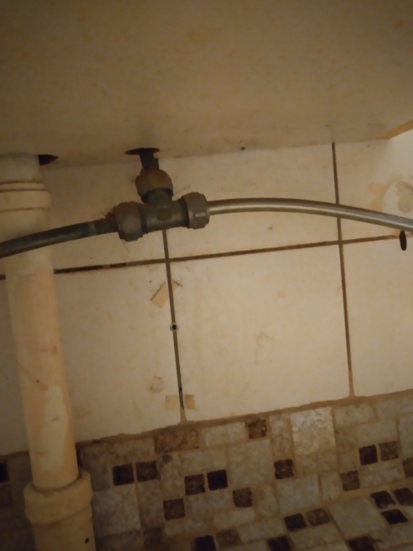 Montering af badeværelsesskab og spejl