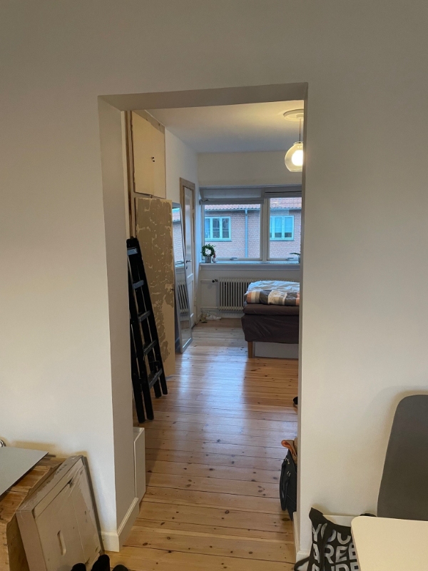 Tidligere døråbning lukkes og erstattes af reol