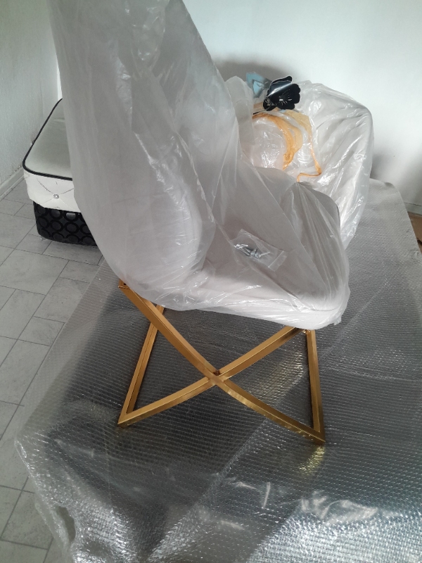 Samling af sofa, spisebord og stole. Det kræver blot en boremaskine og højst 1 time.