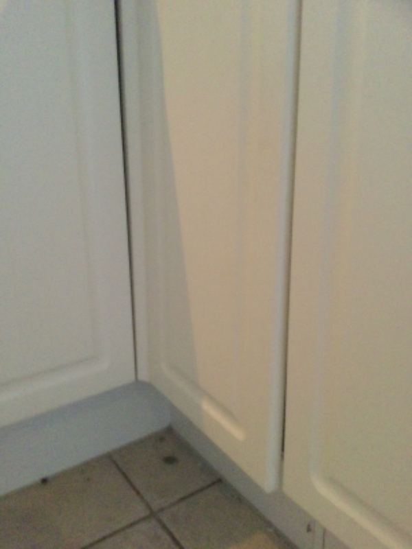 Justering af karrusel hjørne køkkenskab. Lågen er skæv efter jeg forsøgte at skille dem af selv.