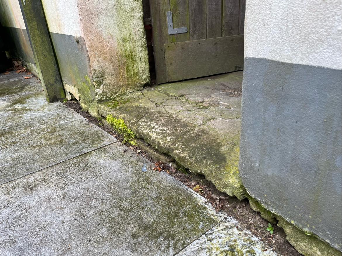 Reparation af sokler. Det meste skyldes at terrassen er lavere end tidligere.