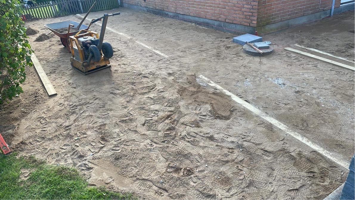 Afrette sand og lægge fliser