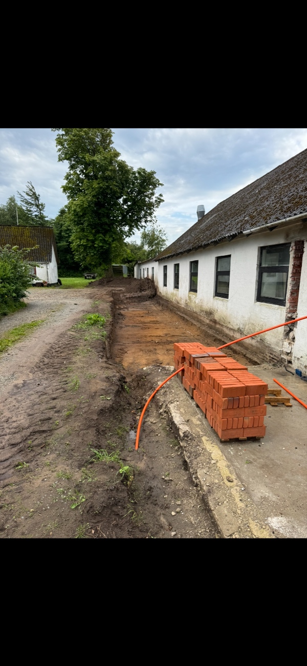 Opsætning af støtte mur ca. 35 meter samt 40m2 30X30 fliser