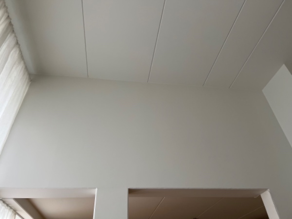 Lampe og ramme installation på 5 meter loft/væg