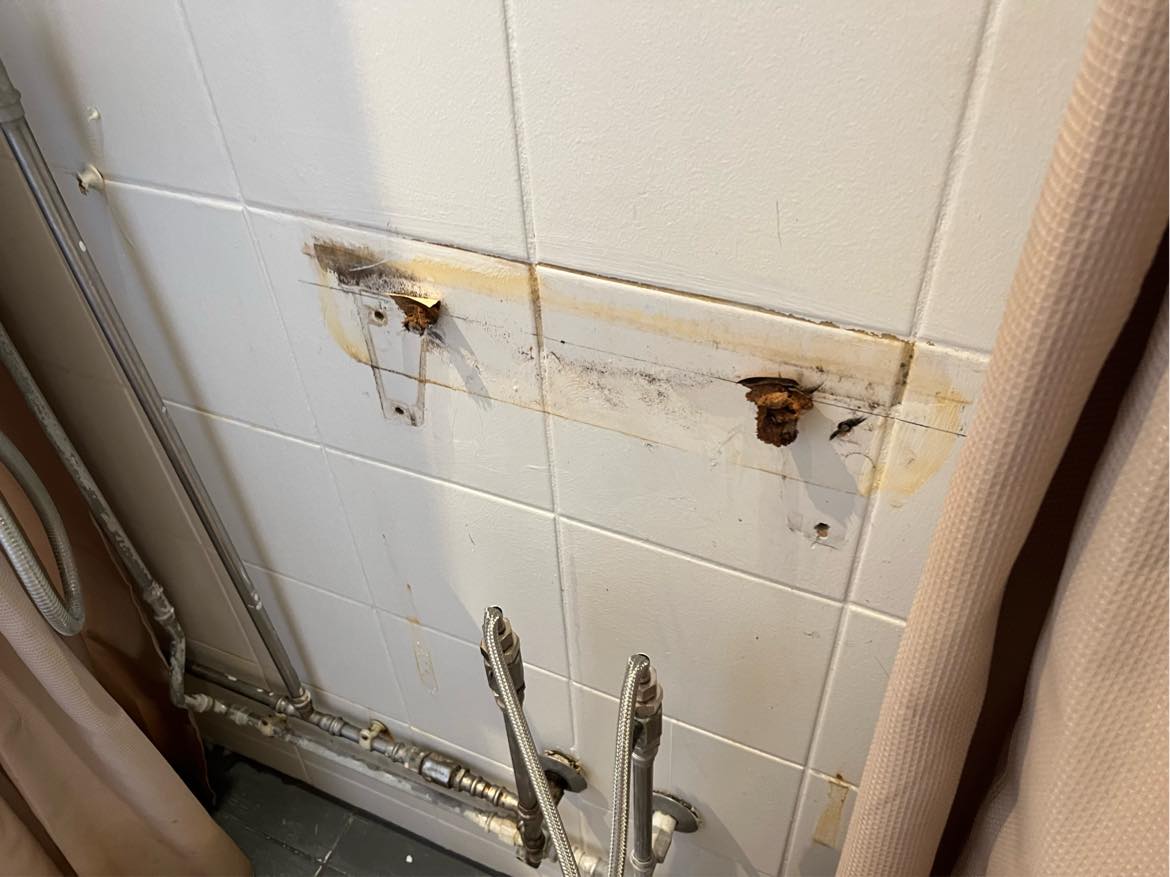 Ny vask skal sættes op og armaturer fra den gamle skal flyttes over på ny vask