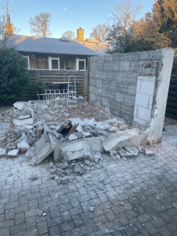 Fjernet mur + affald (beton)